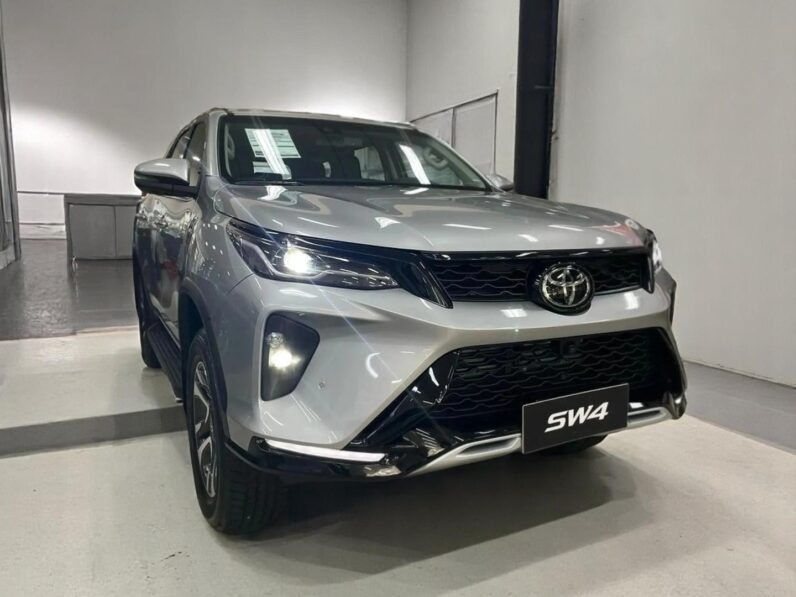 TOYOTA HILUX SW4 2.8 D-4D TURBO DIESEL SRX PLATINUM 7L 4X4 AUTOMÁTICO