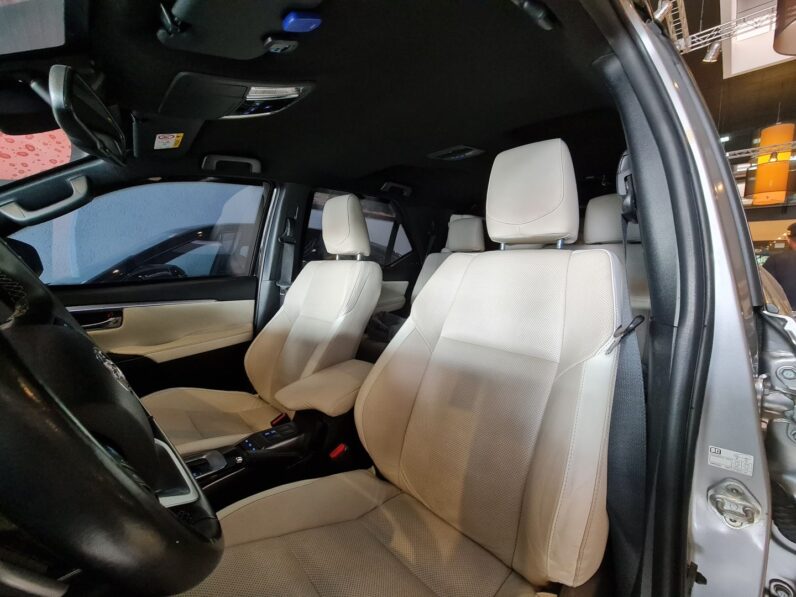 TOYOTA HILUX SW4 2.8 D-4D TURBO DIESEL DIAMOND 7L 4X4 AUTOMÁTICO