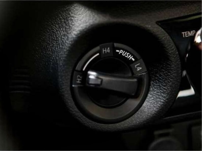 TOYOTA HILUX 2.8 D-4D TURBO DIESEL CD SRX PLUS 4X4 AUTOMÁTICO