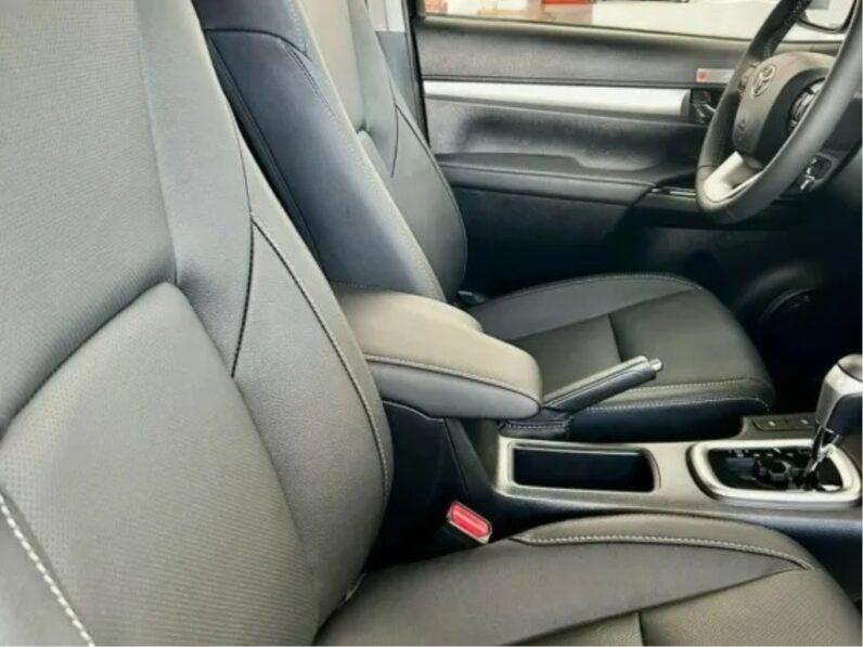 TOYOTA HILUX 2.8 D-4D TURBO DIESEL CD SRX PLUS 4X4 AUTOMÁTICO