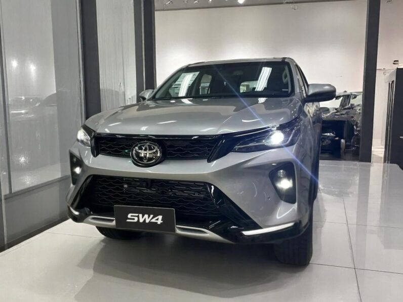 TOYOTA HILUX SW4 2.8 D-4D TURBO DIESEL SRX PLATINUM 7L 4X4 AUTOMÁTICO