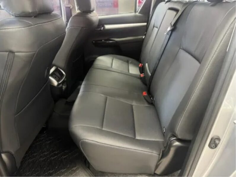 TOYOTA HILUX 2.8 D-4D TURBO DIESEL CD SRX PLUS 4X4 AUTOMÁTICO