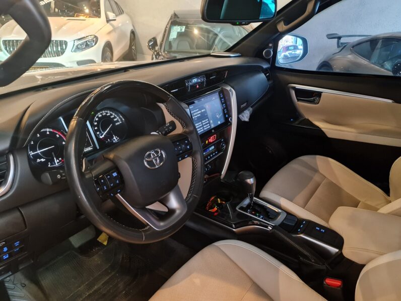 TOYOTA HILUX SW4 2.8 D-4D TURBO DIESEL DIAMOND 7L 4X4 AUTOMÁTICO