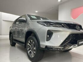 TOYOTA HILUX SW4 2.8 D-4D TURBO DIESEL SRX PLATINUM 7L 4X4 AUTOMÁTICO
