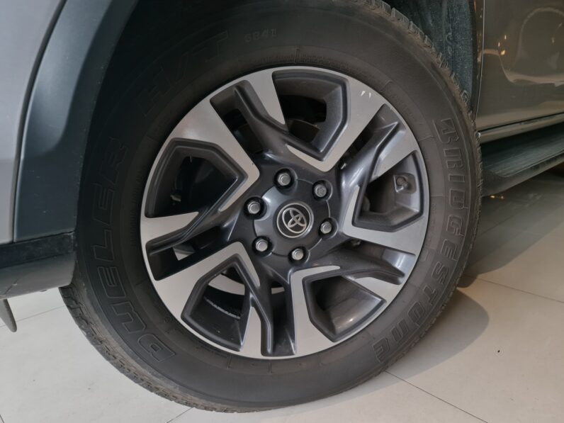 TOYOTA HILUX SW4 2.8 D-4D TURBO DIESEL DIAMOND 7L 4X4 AUTOMÁTICO