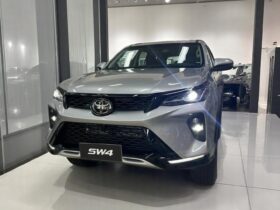 TOYOTA HILUX SW4 2.8 D-4D TURBO DIESEL SRX PLATINUM 7L 4X4 AUTOMÁTICO