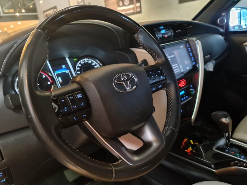 TOYOTA HILUX SW4 2.8 D-4D TURBO DIESEL DIAMOND 7L 4X4 AUTOMÁTICO