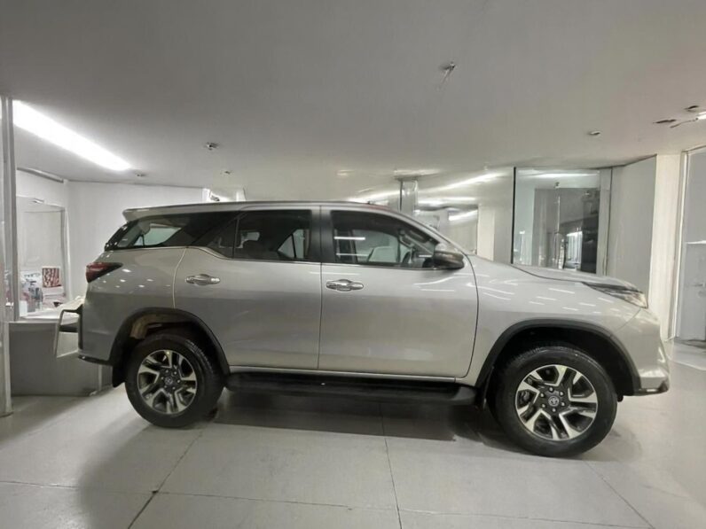 TOYOTA HILUX SW4 2.8 D-4D TURBO DIESEL SRX PLATINUM 7L 4X4 AUTOMÁTICO