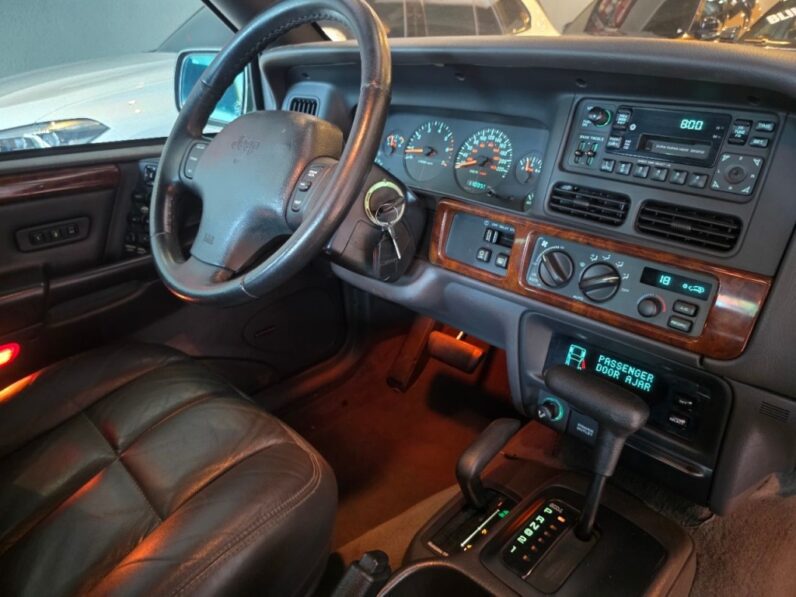 JEEP GRAND CHEROKEE 5.2 LIMITED 4X4 V8 16V GASOLINA 4P AUTOMÁTICO