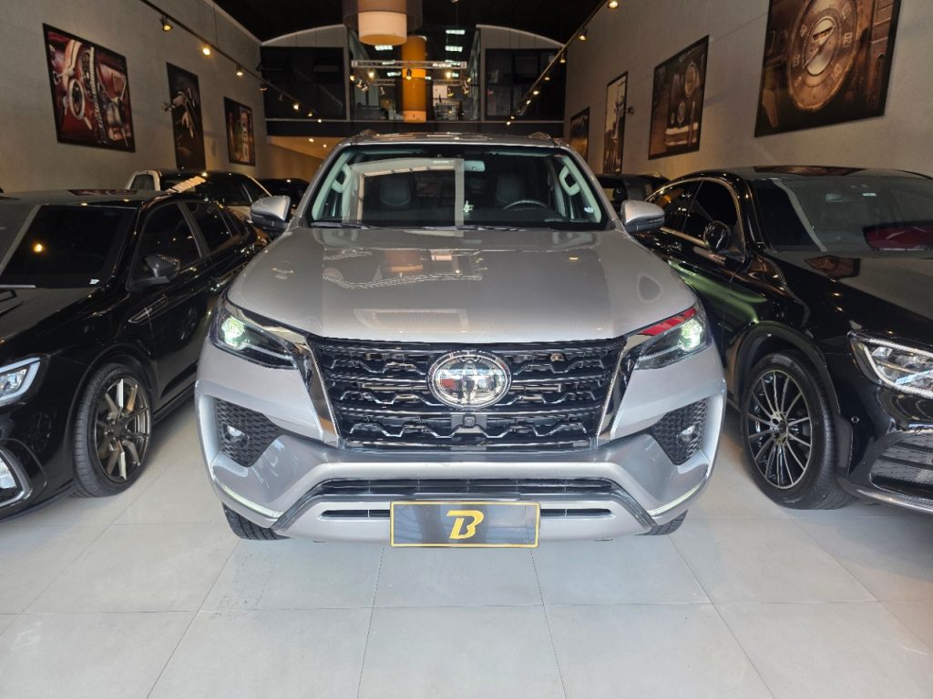 TOYOTA HILUX SW4 2.8 D-4D TURBO DIESEL SRX 7L 4X4 AUTOMÁTICO