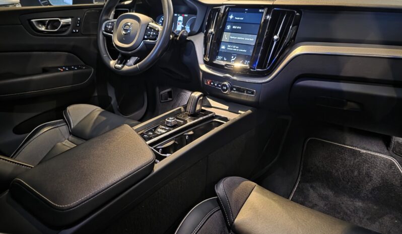 
								VOLVO XC60 2.0 T8 HYBRID R-DESIGN AWD GEARTRONIC full									