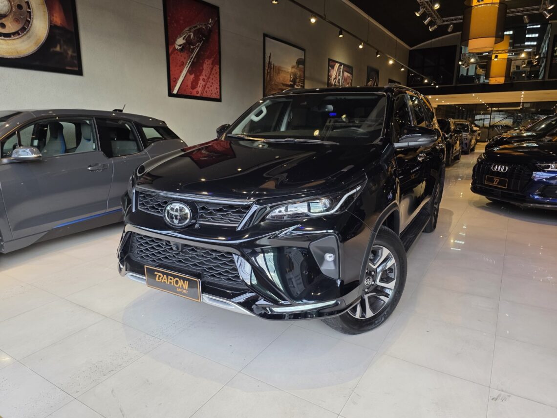TOYOTA HILUX SW4 2.8 D-4D TURBO DIESEL SRX PLATINUM 7L 4X4 AUTOMÁTICO